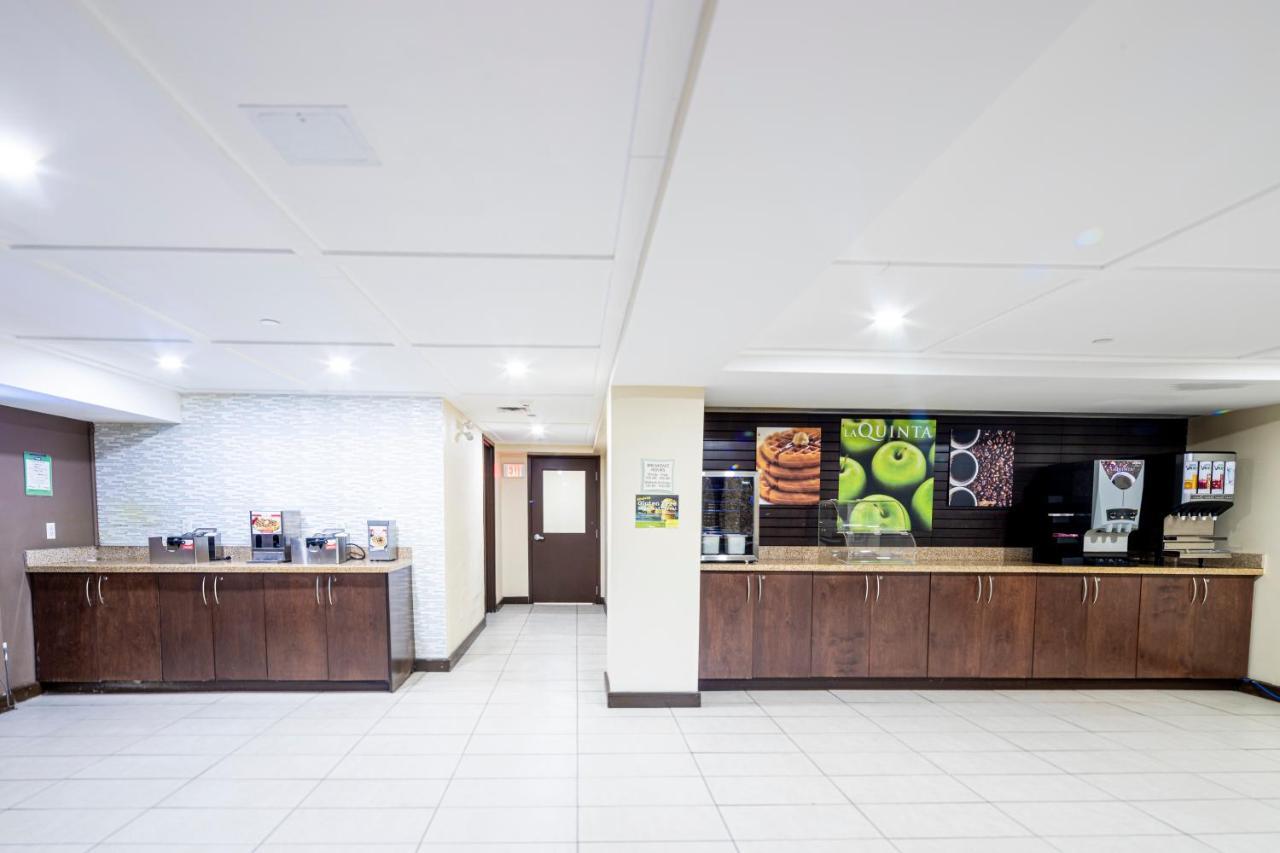 La Quinta By Wyndham Oshawa Hotel Exterior photo